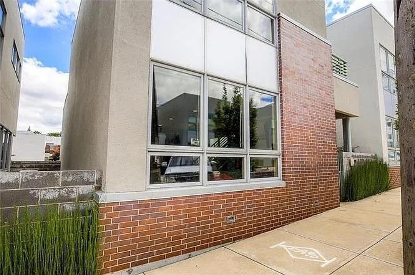 Building Photo - 527 Oak St