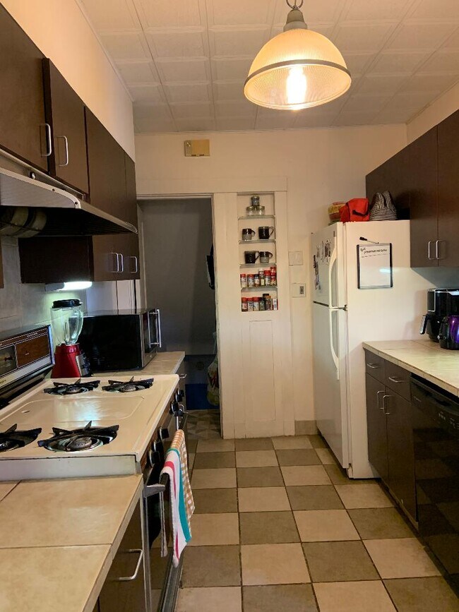 Building Photo - 3322 Parkview Ave