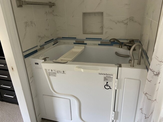 Building Photo - Beautiful, Updated 4 Bed, 3 Bath in the Heart of Clairemont with Canyon Views!!