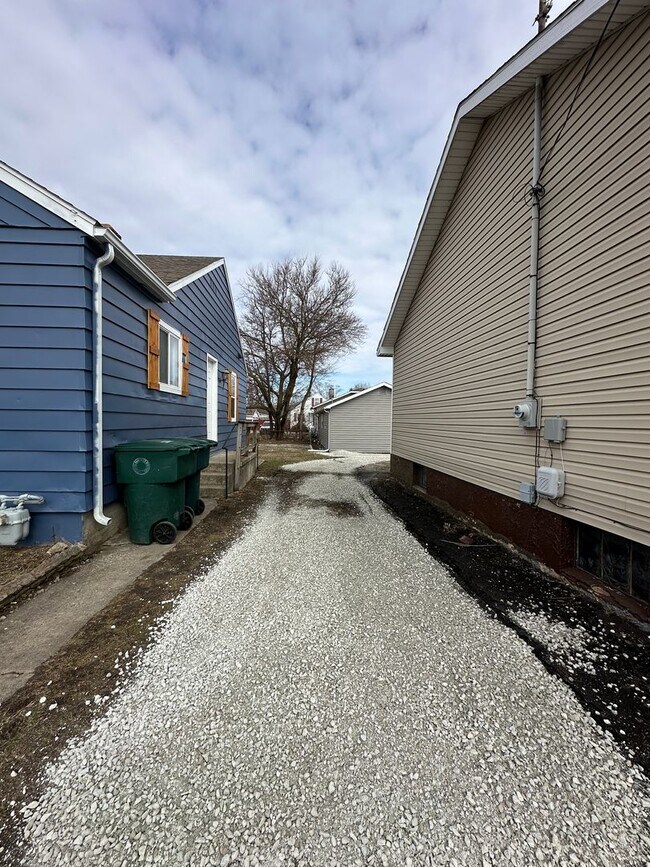 Building Photo - Immediate Move-In! Renovated 2BR House Near Ball State w/ Fireplace & Outdoor Space