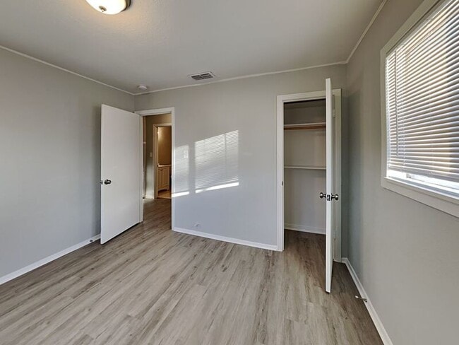 Building Photo - 4725 Dilworth Ct