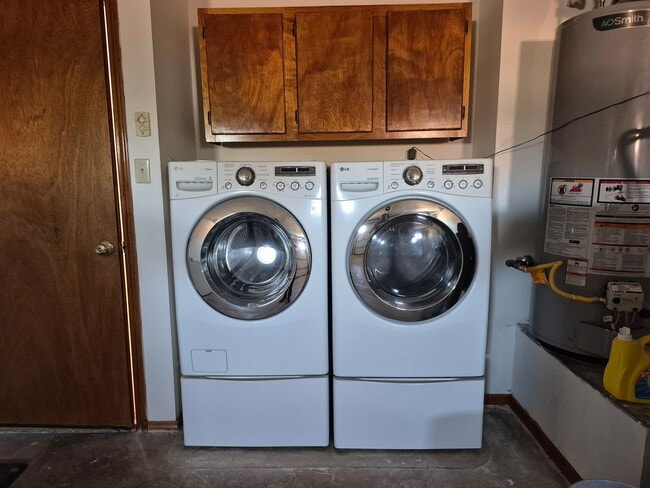 Building Photo - 3 Bedroom 2 Bath