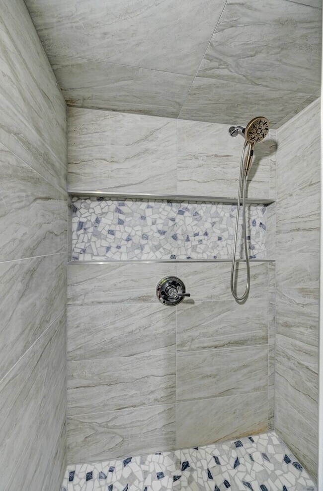 Building Photo - 5 bedroom, 4 bath home with 2 car attached garage