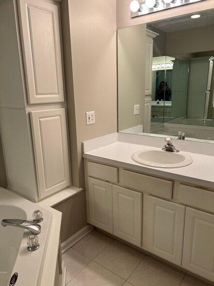 Master Bath - 36447 N Reserve Cir