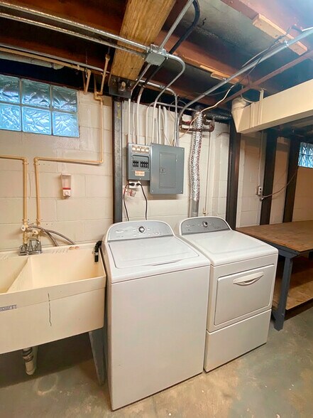 Building Photo - 205 Hickory Ave