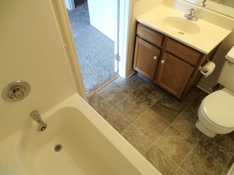 Building Photo - 677 Brunnerville Rd