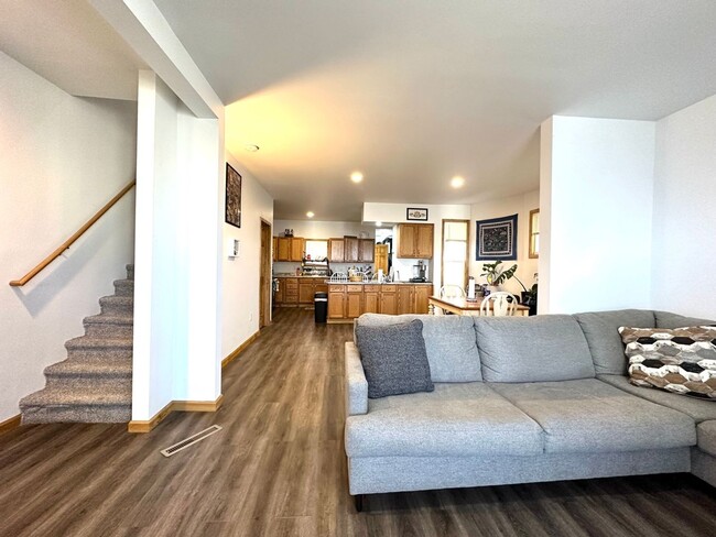 Building Photo - AVAILABLE JUNE/JULY - Remodeled 3 Bed 1.5 ...