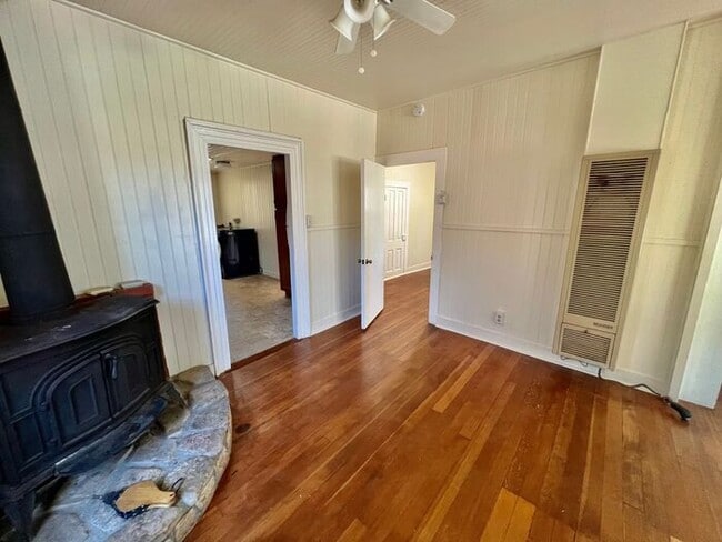 Building Photo - 5th Street Charm! Apply NOW!