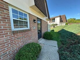 Building Photo - B8 Alpine Ct