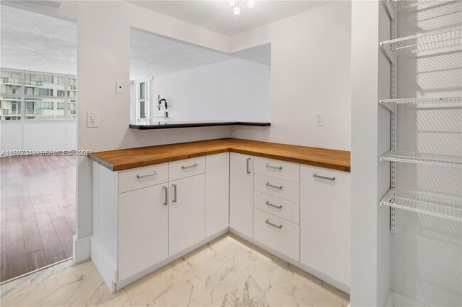 Building Photo - 1420 Brickell Bay Dr