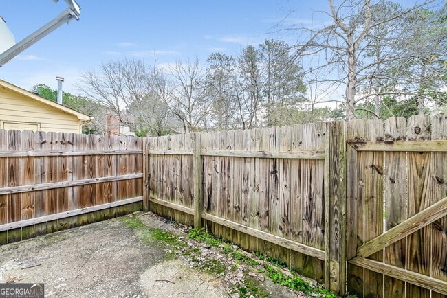 Building Photo - 700 Redland Dr