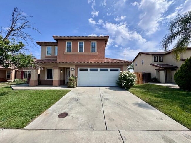 Building Photo - Spacious 4 Bedroom Home with a loft AND bo...