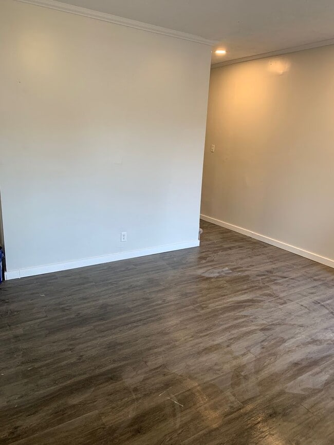 Building Photo - 2 bedroom