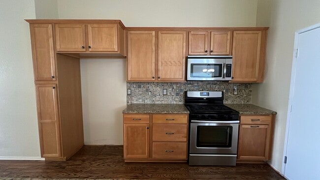 Building Photo - (APPLICATION PENDING) East Lancaster Home