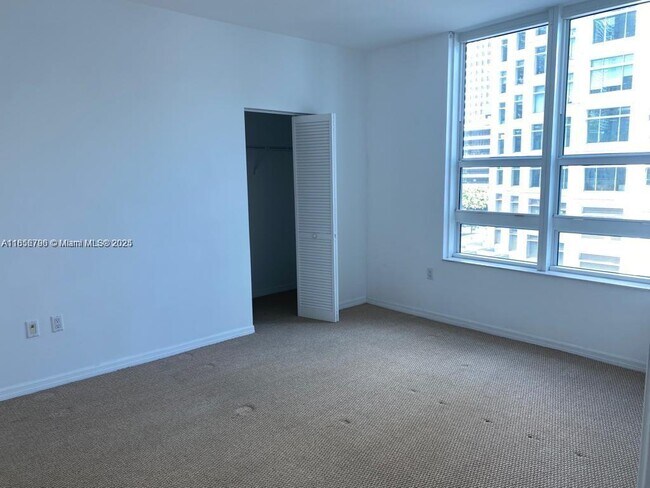 Building Photo - 950 Brickell Bay Dr