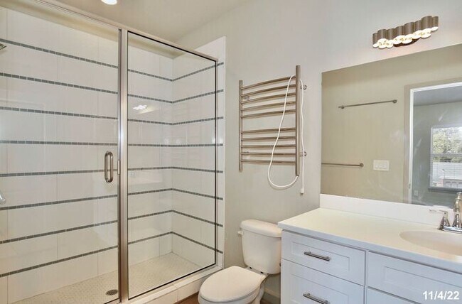 Building Photo - Beautiful 4/4.5 Home with 2 Car Garage in the Heart of Mills-Orlando!