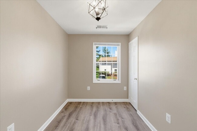 Building Photo - "Charming 2-Bed Oasis: Cozy 780 Sq Ft Retreat in Sterling, VA!"