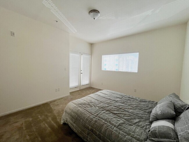 Building Photo - 3550 Bay Sands Dr