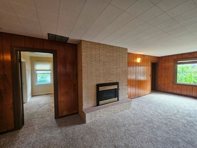 Building Photo - 4Bd/2Ba Two Story House-For Viewing!