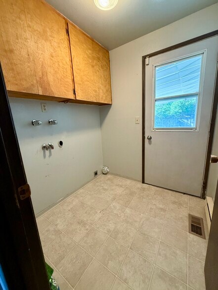 Building Photo - 5363 Gatewood Dr