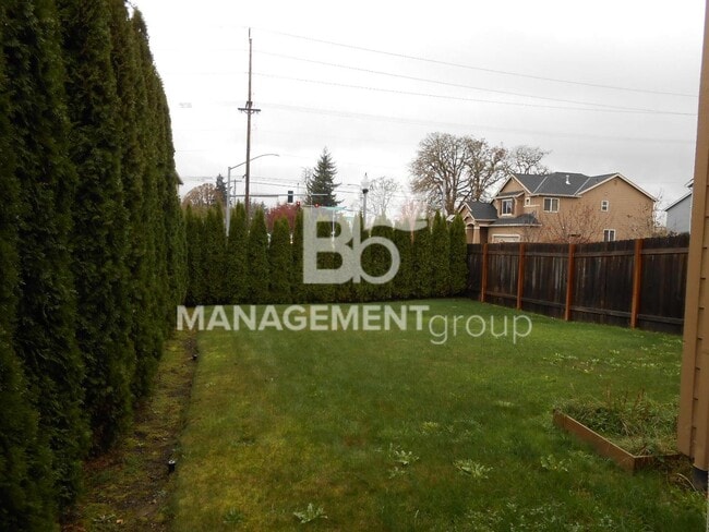 Building Photo - Beautiful Beaverton Home with Spacious Yard and Solar Panels that Save You Money!