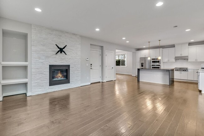 Building Photo - Sophisticated and Luxurious