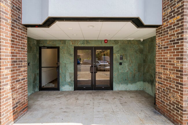 Building Photo - 158 Main St