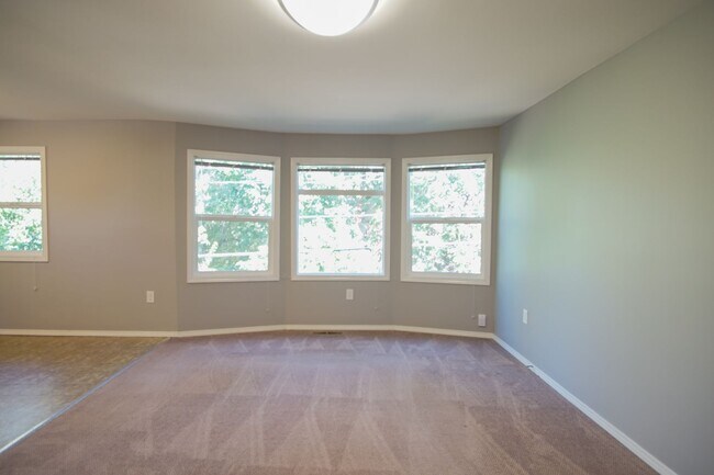 Building Photo - Delightful Rare Gem in SE Portland with Modern Amenities!