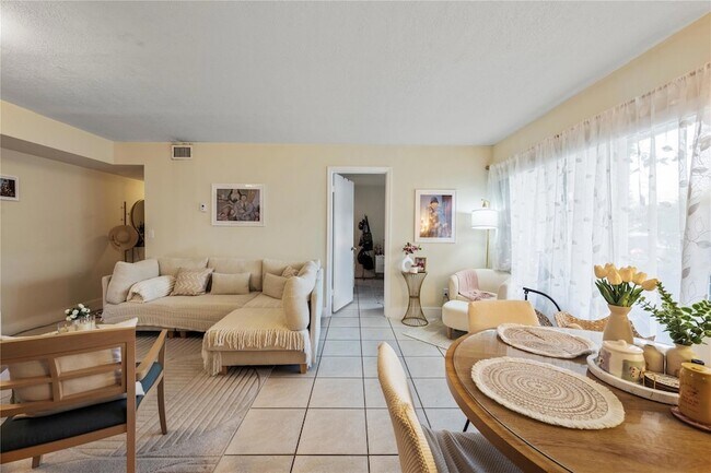 Building Photo - 10710 Royal Palm Blvd