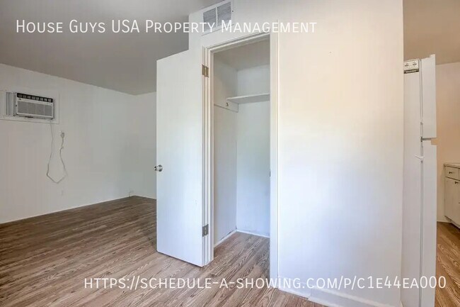 Building Photo - 15216 Bellaire Ave