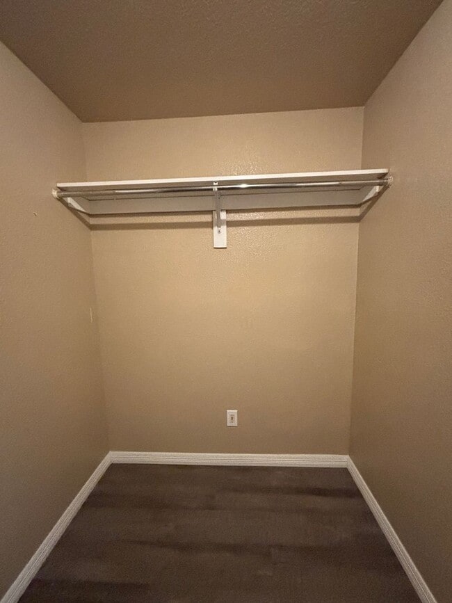 Building Photo - 525 Bretts Way