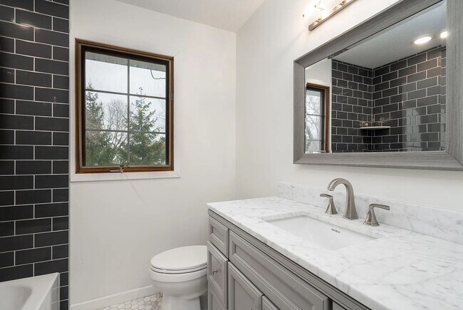 Building Photo - 411-413 Belle Aire Dr
