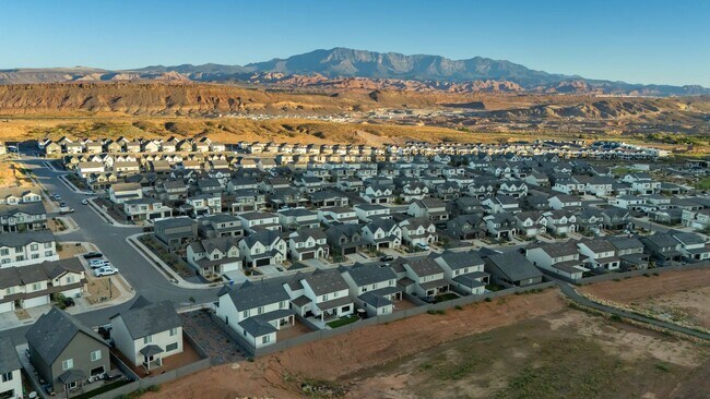 Building Photo - Room for Everything! 5 Bedroom Plus Den Home in Long Valley