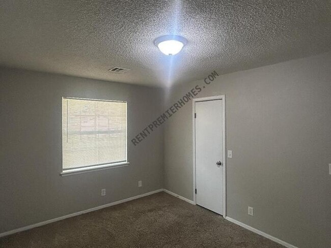 Building Photo - 900 S 27th St