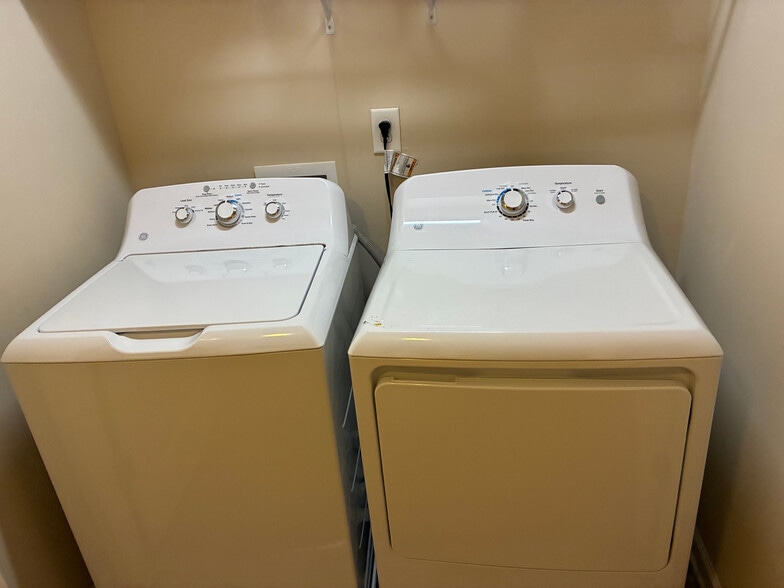 Building Photo - Room in Townhome on Chatham Ridge Dr