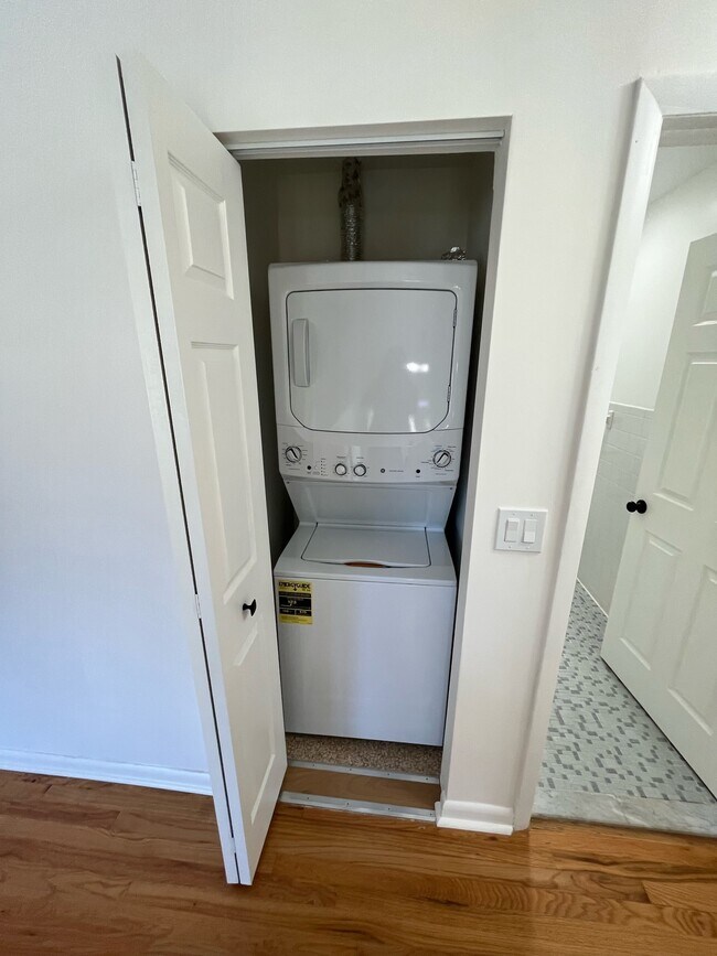 In-unit laundry - 3 Laur-Lin-Dee Ln