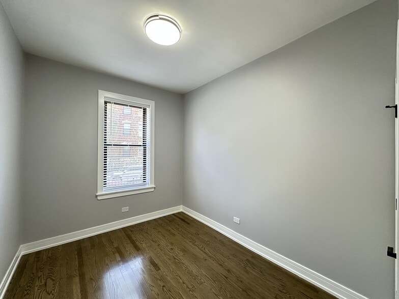 Building Photo - 3840 N Wilton Ave