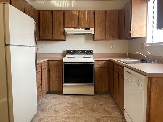 Building Photo - 611 N Baker Ave