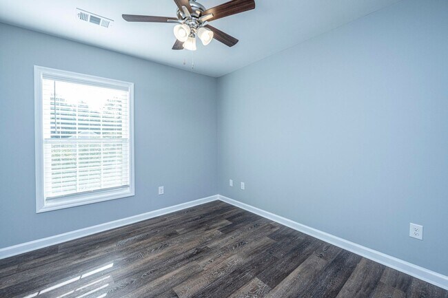 Building Photo - **COMPLETLEY RENOVATED** 4 Bed, 3 Bath Hom...
