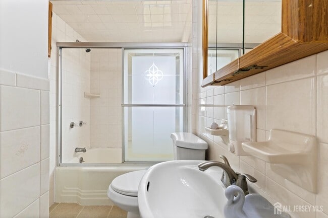 Building Photo - 28 St Ann St