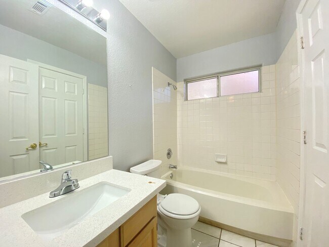 Building Photo - FANTASTIC SINGLE-FAMILY HOUSE WITH 4 BEDROOMS