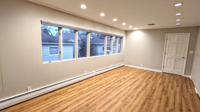 Building Photo - 5354 N Lydell Ave