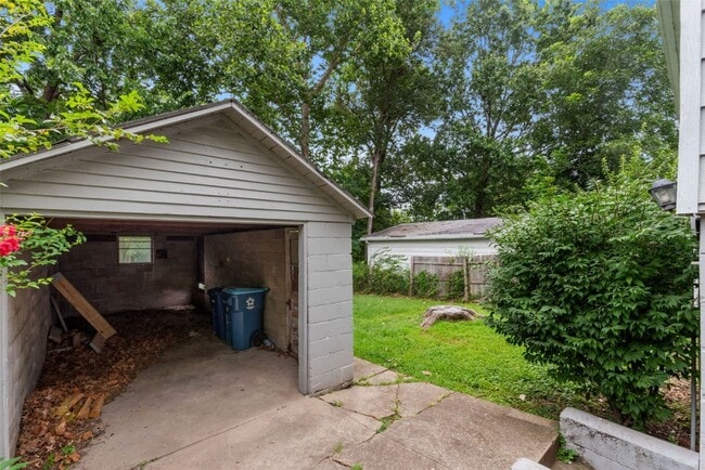 Building Photo - 7621 Weaver Ave