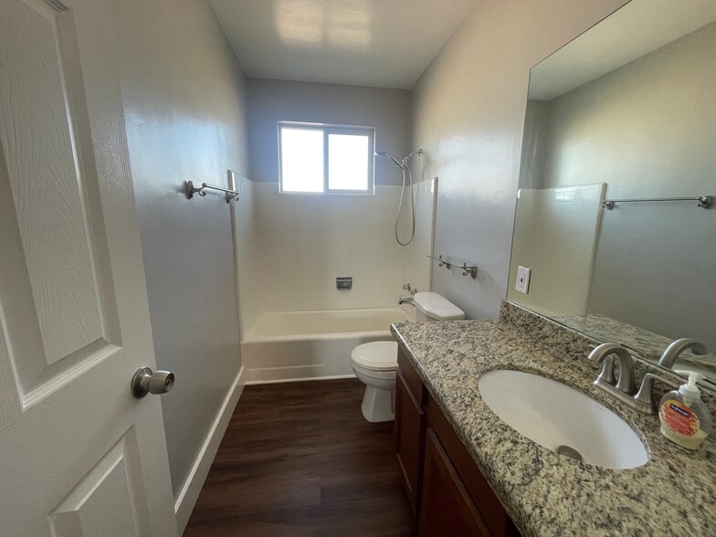 Hall Bathroom - 2118 W Glenn Dr
