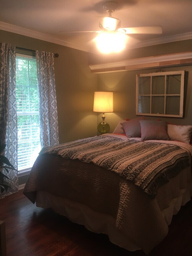 Building Photo - Beautiful 3Bd/2.5 Bath Goshen Woods Property