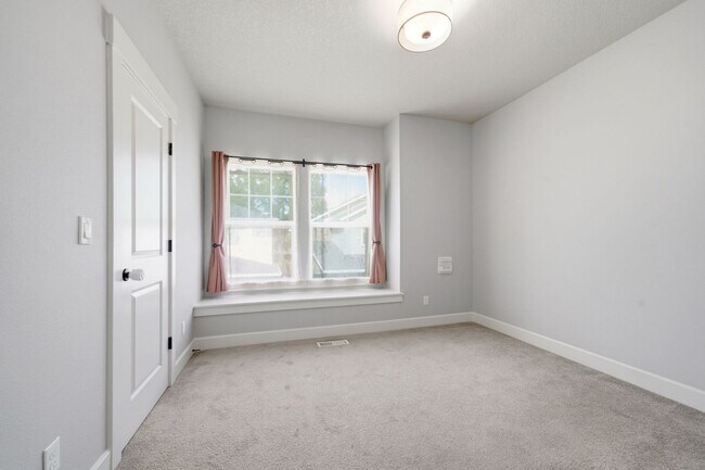 Building Photo - 3485 SE Birchleaf St