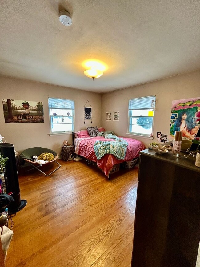 Building Photo - AVAILABLE JUNE - 4 BED 2 BATH