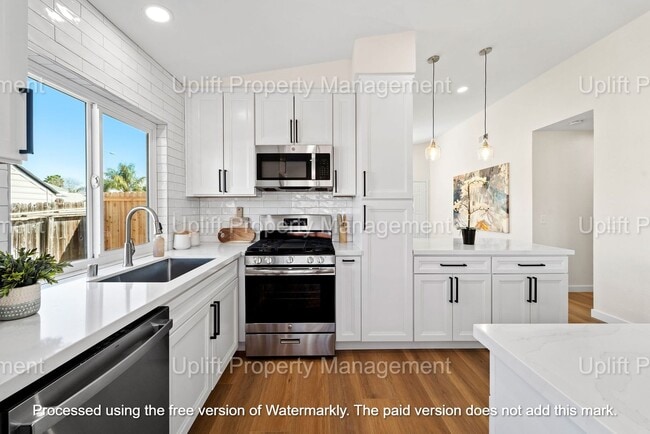 Building Photo - BEAUTIFUL 4 BED 2 BATH WITH ATTACHED 2 CAR...