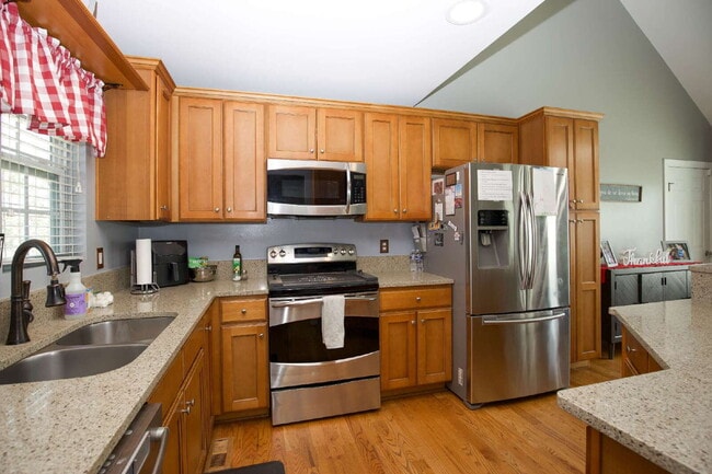Building Photo - Charming 3 BR/2BA Ranch with fully fenced ...