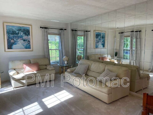 Building Photo - 1917 Agate Dr